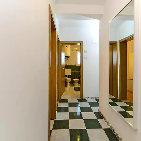 14380a Apartment *