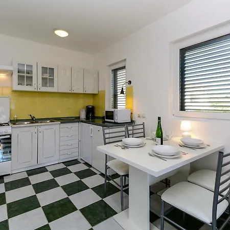 14380a Apartment *